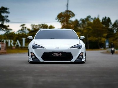White Toyota 86 airstruts low lying effect