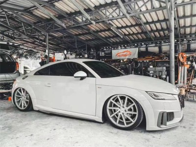 Pure white Audi TT airstruts loading effect