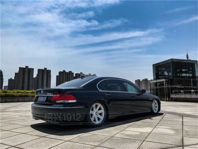 Black BMW 7 series airstruts modification case