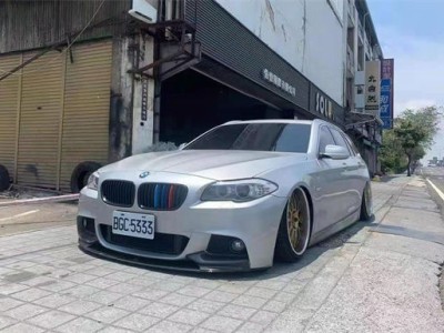 Silver BMW F11 airstruts loading case