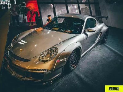 Explosive modified Porsche 911 Airstruts popular