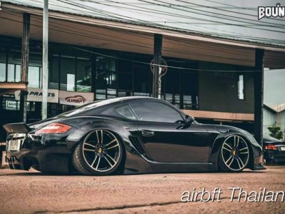 Black Porsche 911 Airstruts very low profile