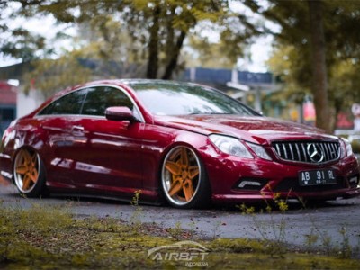 Red Mercedes E coupe Airstruts modification case