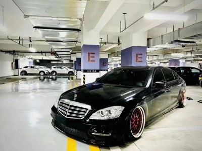 Black Mercedes-Benz S320 Airstruts domineering side leak