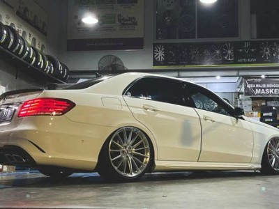 White Mercedes E-class Airstruts Luxury Stylish