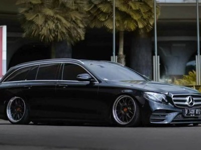 Shocking Mercedes-Benz E Touring Edition Airstruts galloping at low altitude