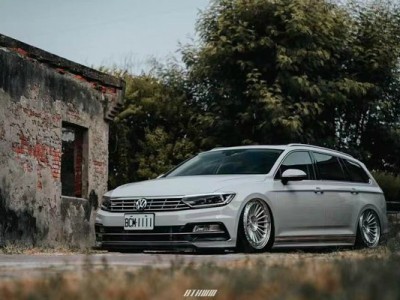 Touring Volkswagen Passat Airstruts Crock Pot Charm