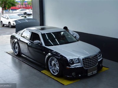 Bold innovation Chrysler 300C Airstruts low lying charm