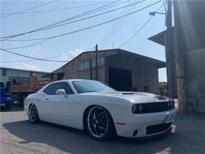 Modification of white Dodge challenger Airstruts