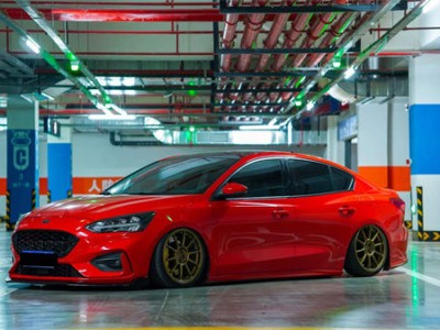 Booming Ford Focus MK4 Air struts static effect