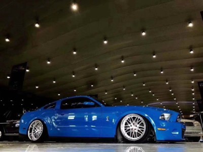 Five generations of Ford Mustang Air struts play low profile