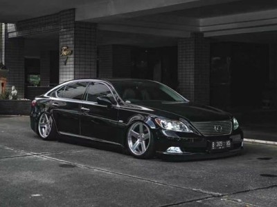 Luxury choice Lexus LS460 Air struts low lying style