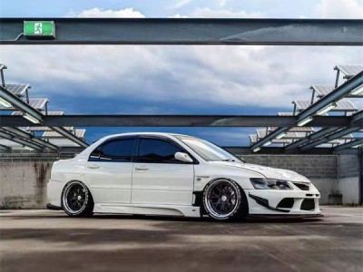 Flagship Mitsubishi Lancer Evo Air struts sports fashion