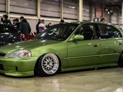 Low lying style, making the grassy green Honda Civic Airsus stand out